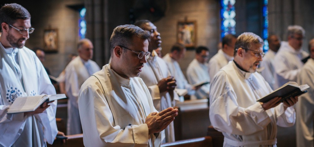 OMV priests and brothers celebrating Mass together